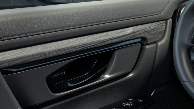 Honda CR-V nero, pannelli delle portiere e consolle effetto legno