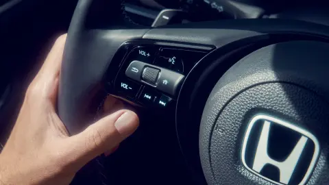 Primo piano del nuovo badge Honda di Honda e:Ny1.