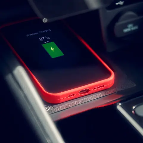 Famiglia seduta all'interno di un Honda e:Ny1.