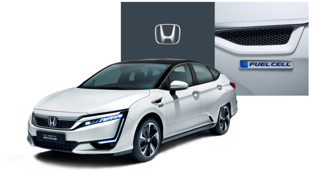 Vista anteriore di tre quarti della Honda Clarity a celle a combustibile con il logo Honda.