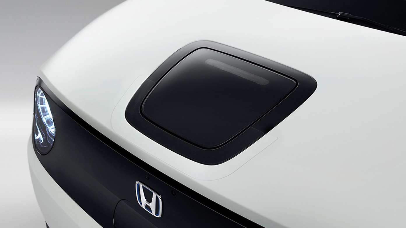 Primo piano della pellicola protettiva della porta di carica dell'Honda E Power Charge.