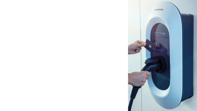 Modello che dimostra la scheda contactless per l'uso del caricabatterie.
