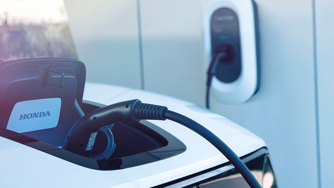 Primo piano dell'Honda Power Charger alla stazione di ricarica.