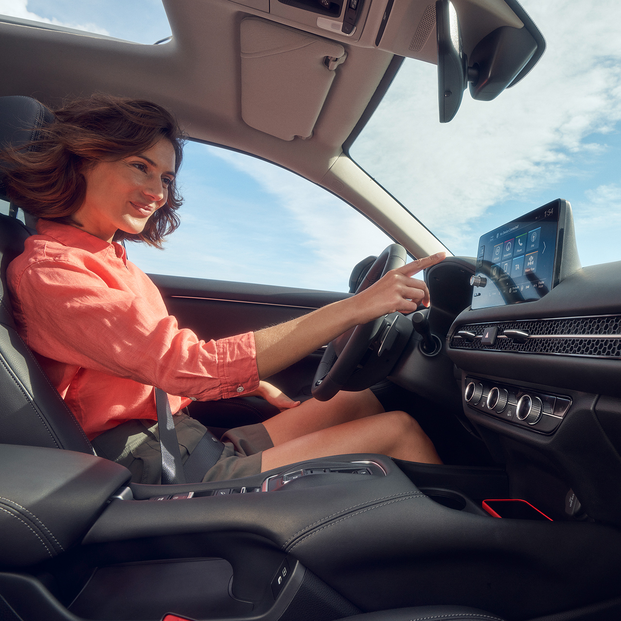 Primo piano di un modello seduto all'interno di ZR-V Hybrid.