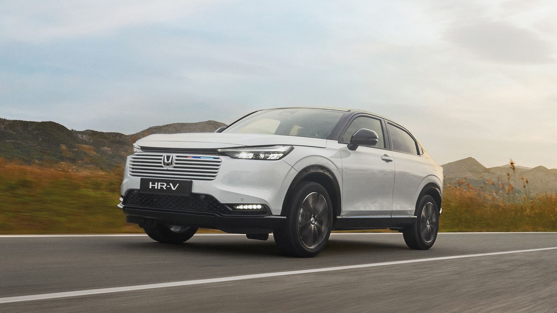 HR-V in marcia su strada libera.
