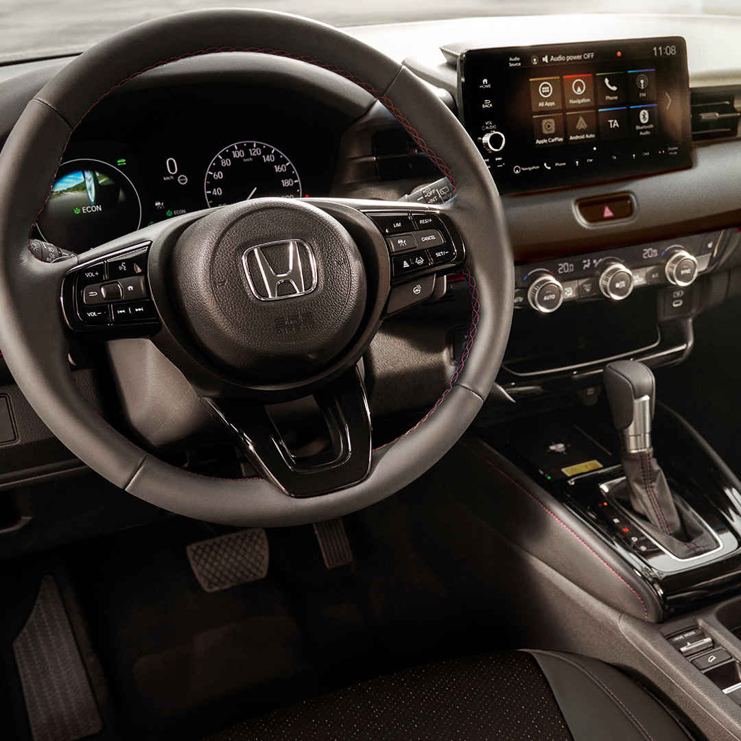 Interno del sedile anteriore del conducente e del cruscotto dell'HR-V.