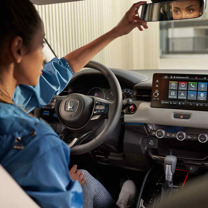 Interno del sedile anteriore del conducente e del cruscotto dell'HR-V. 