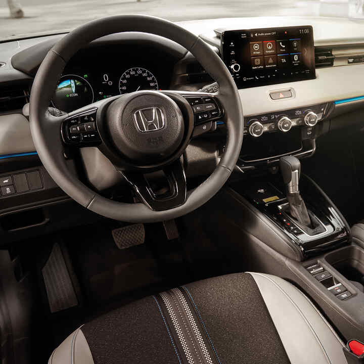 Interno del sedile anteriore del conducente e del cruscotto dell'HR-V. 