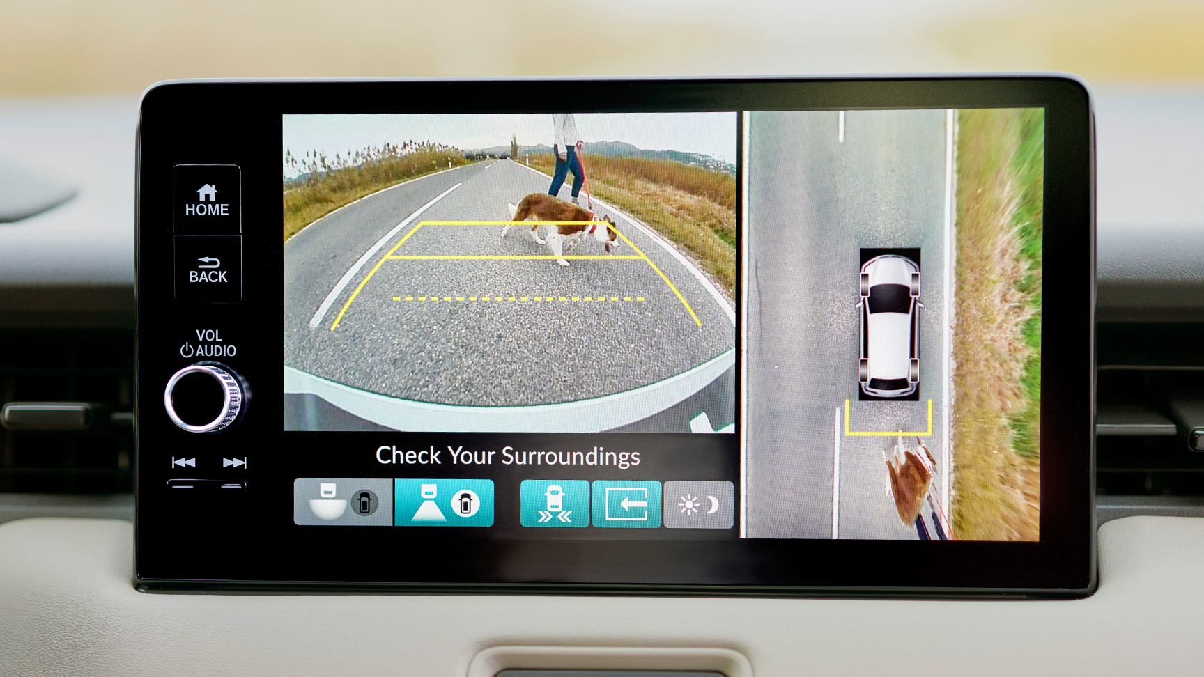 Primo piano del display digitale per il parcheggio con sistema di telecamere multi-view.