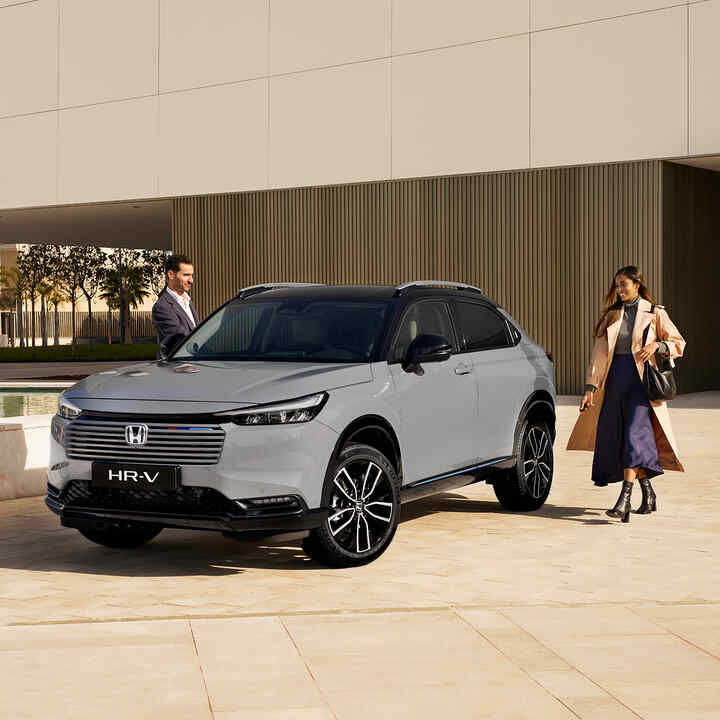 Nuovo HR-V 2025 parcheggiato davanti ad un hotel