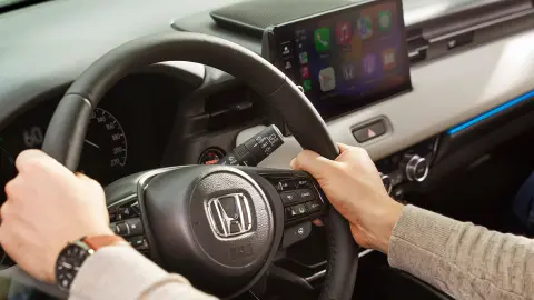 Primo piano delle mani sul volante della Honda HR-V