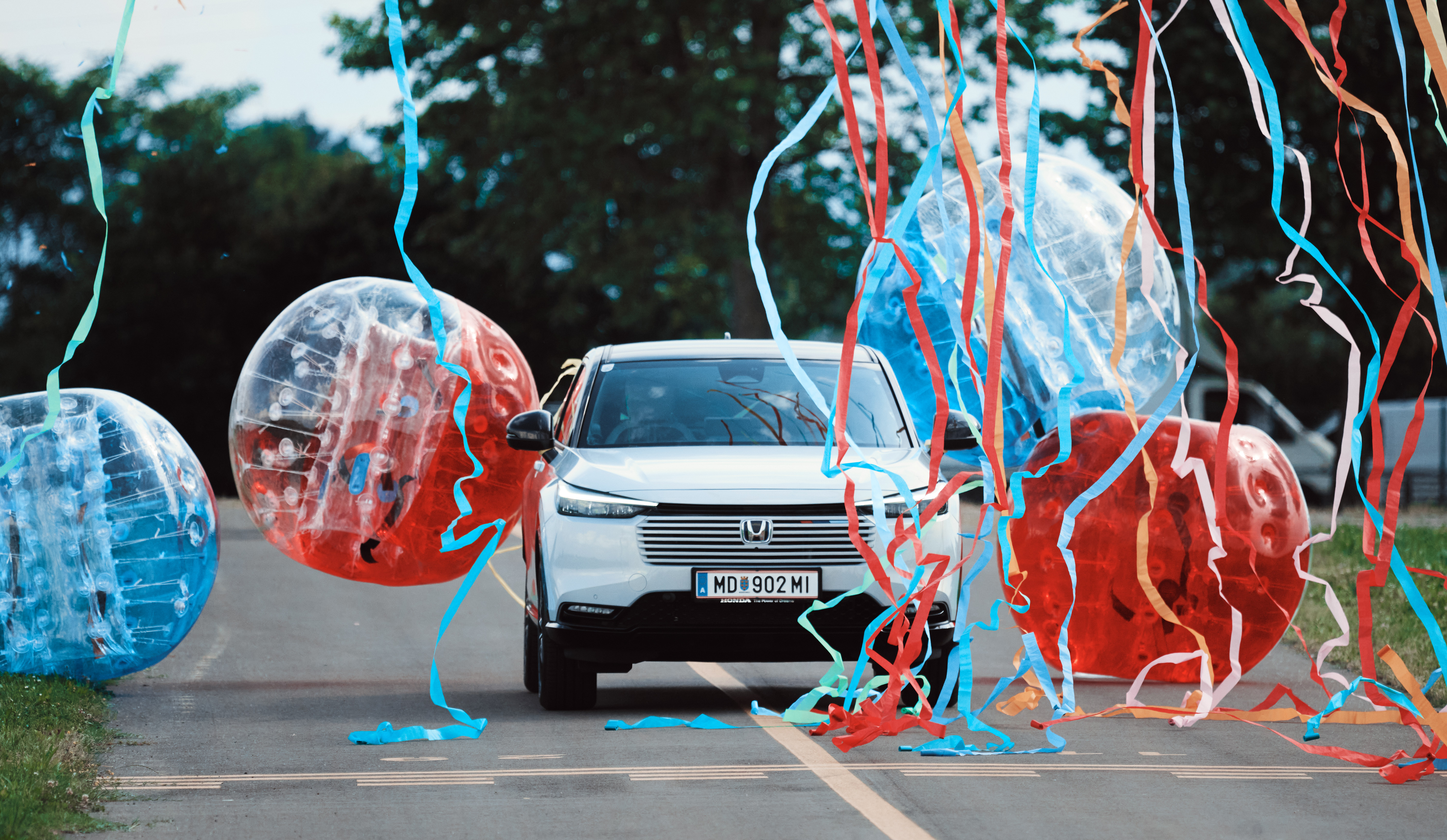 HR-V che urta una serie di palloncini