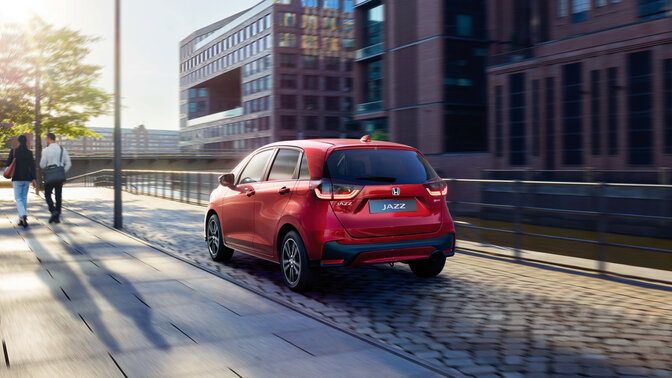 Vista anteriore di tre quarti della Jazz con una città sullo sfondo