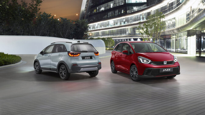 Vista anteriore di tre quarti della Jazz con una città sullo sfondo