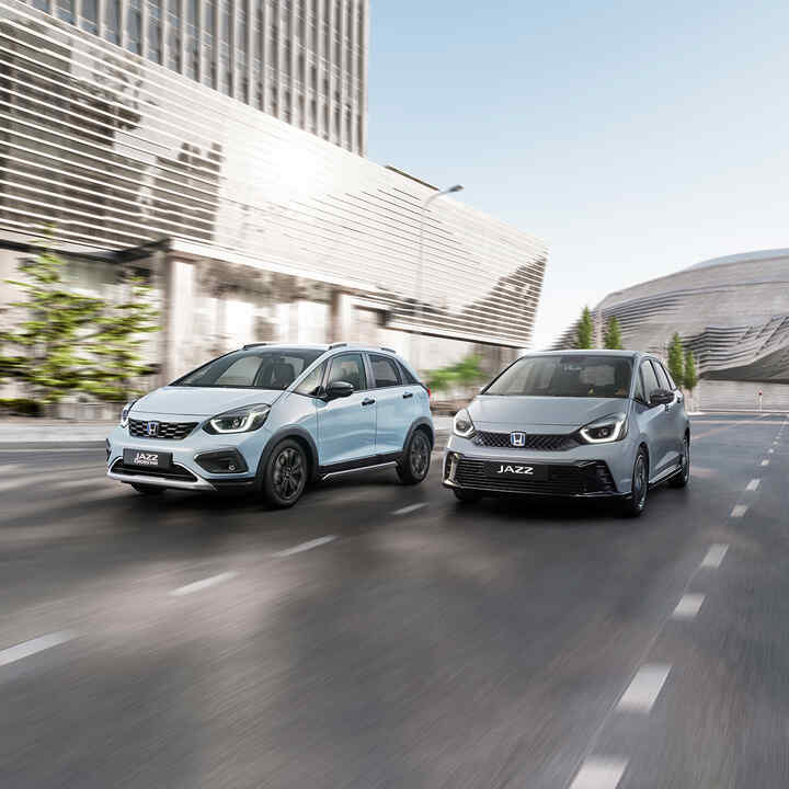 Honda Jazz e Jazz Crosstar garantiscono un’esperienza totalmente Full Hybrid, grazie all’esclusivo propulsore e:HEV che offre tre modalità di guida. Dinamica ed efficiente, la gamma Jazz combina prestazioni reattive a uno stile sofisticato.