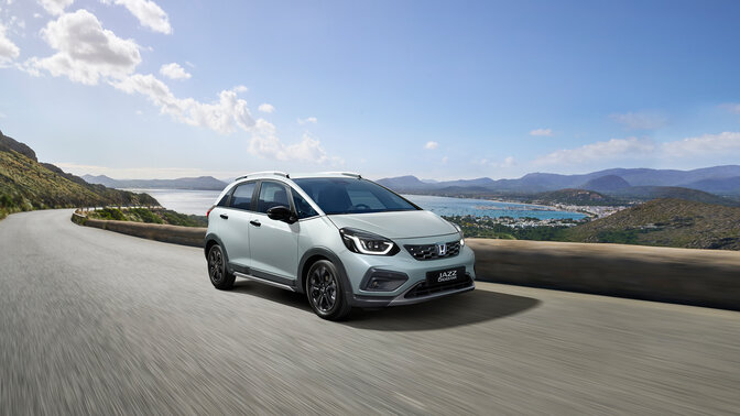 Vista laterale della Honda Jazz con ingrandimento della citt&agrave;.