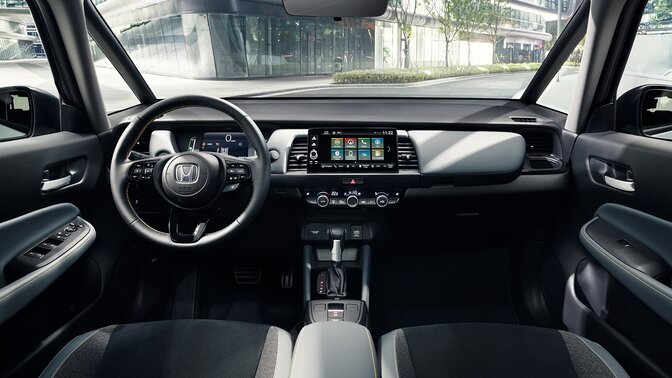 Immagine degli interni di un'auto Honda con vista sulla spiaggia.