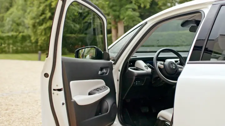 Primo piano della Honda Jazz Hybrid con la portiera lato guida aperta.