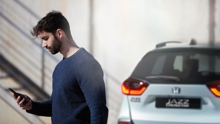 Bambino con in mano un tablet assicurato al sedile posteriore dell'auto