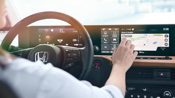 Conducente che utilizza lo schermo GPS