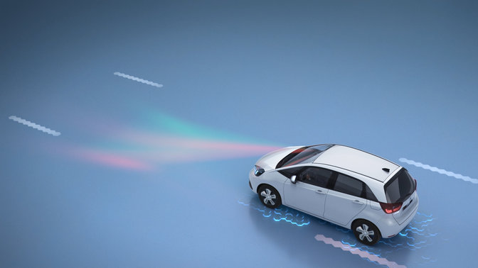 Vista frontale della Honda CR-V durante la guida mentre mostra il sistema di riduzione del rischio di allontanamento dalla corsia