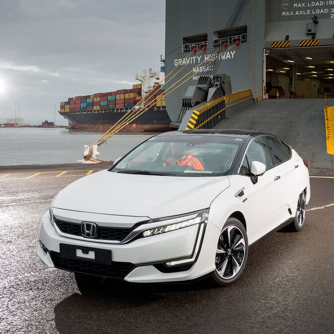 Vista anteriore di tre quarti della Honda Clarity FCV in uscita da un traghetto.