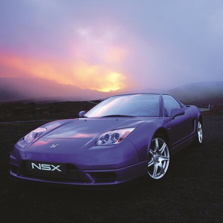 Vista anteriore a tre quarti della Honda NSX al tramonto.