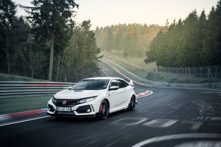 Vista anteriore di tre quarti della Honda Civic Type R nel N&uuml;rburgring.