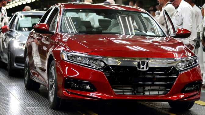 Vista anteriore di tre quarti di una Honda Accord sulle linea di produzione.