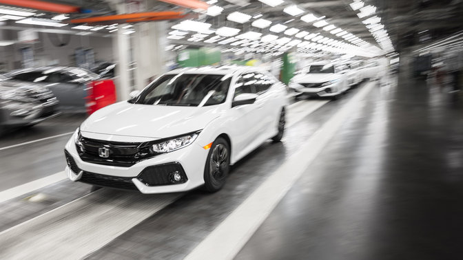 Vista anteriore di tre quarti di una Honda Civic 5 porte mentre viene trasportata negli Stati Uniti.