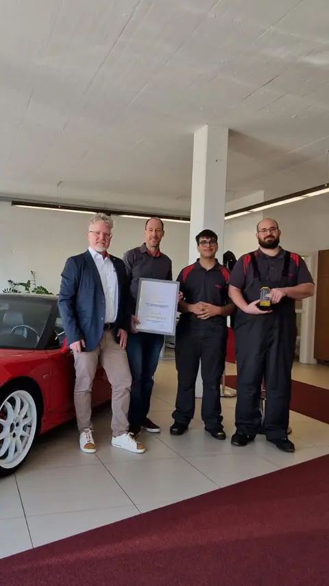 Vincitore svizzero ricevendo il premio della categoria Post vendita