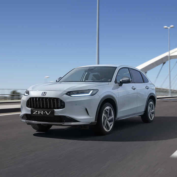 Vista anteriore tre quarti di Honda ZR-V su un ponte