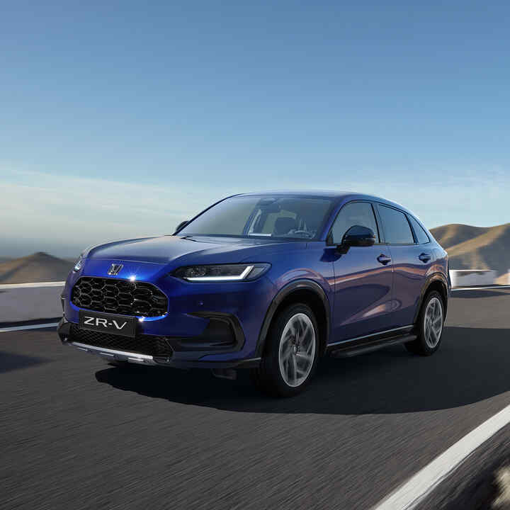 Vista anteriore di tre quarti di Honda ZR-V con Pacchetto Robust in montagna.