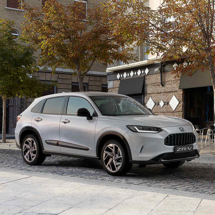 Vista anteriore di tre quarti di Honda ZR-V con Pacchetto Premium Black in città.