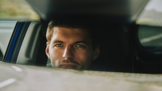 Max Verstappen mentre guarda nello specchietto interno del SUV ZR-V Hybrid.