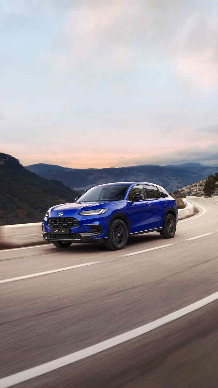 Honda ZR-V ibrido su una strada di montagna