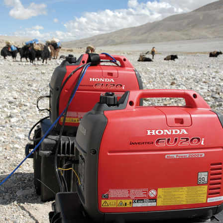 2 generatori portatili in montagna.