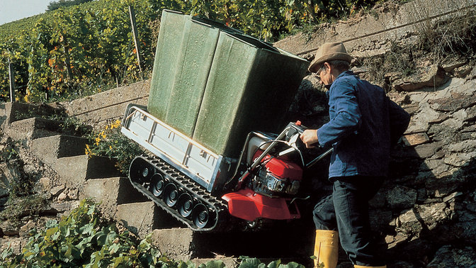 Carrello cingolato utilizzato da un operatore.