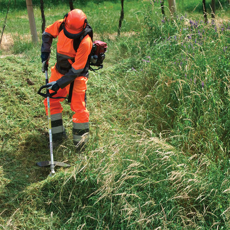 Decespugliatori spalleggiati Honda, utilizzati da un operatore, luogo di utilizzo: distesa erbosa.