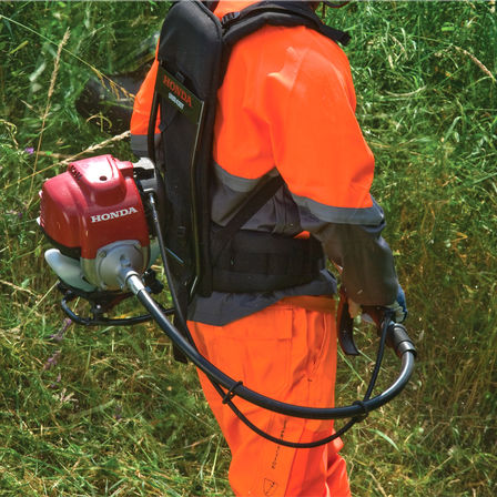 Decespugliatori spalleggiati Honda, utilizzati da un operatore, dettaglio sull'albero flessibile.