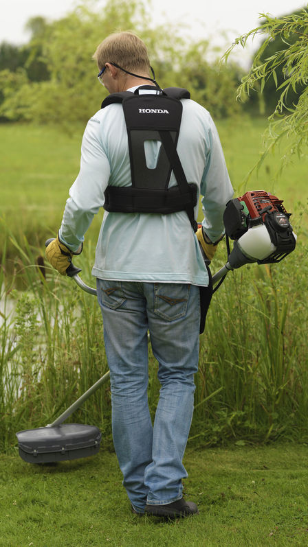 Decespugliatore utilizzato da un operatore, luogo di utilizzo: giardino.