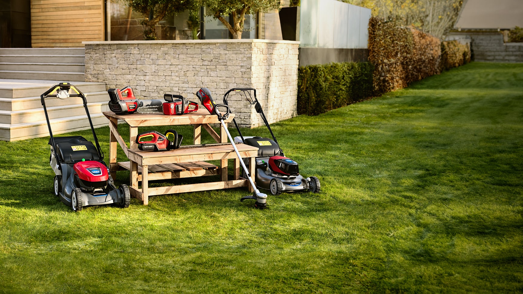 Donna che utilizza un tagliasiepi in giardino