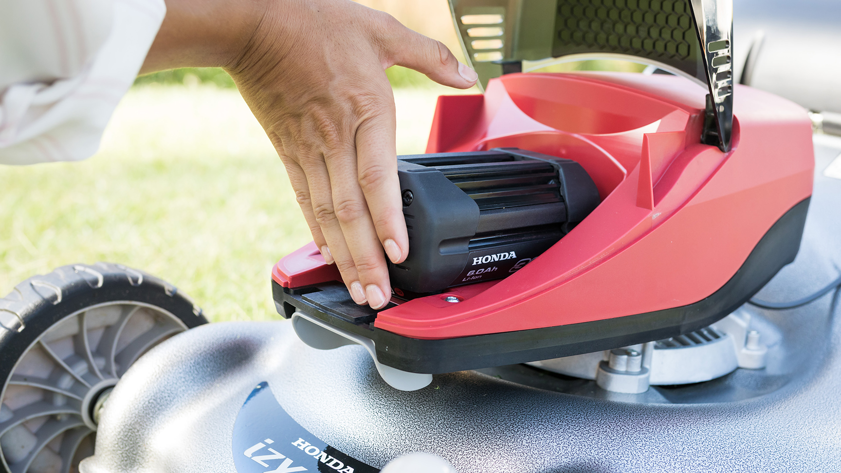 Un uomo che assembla un tagliasiepi a batteria