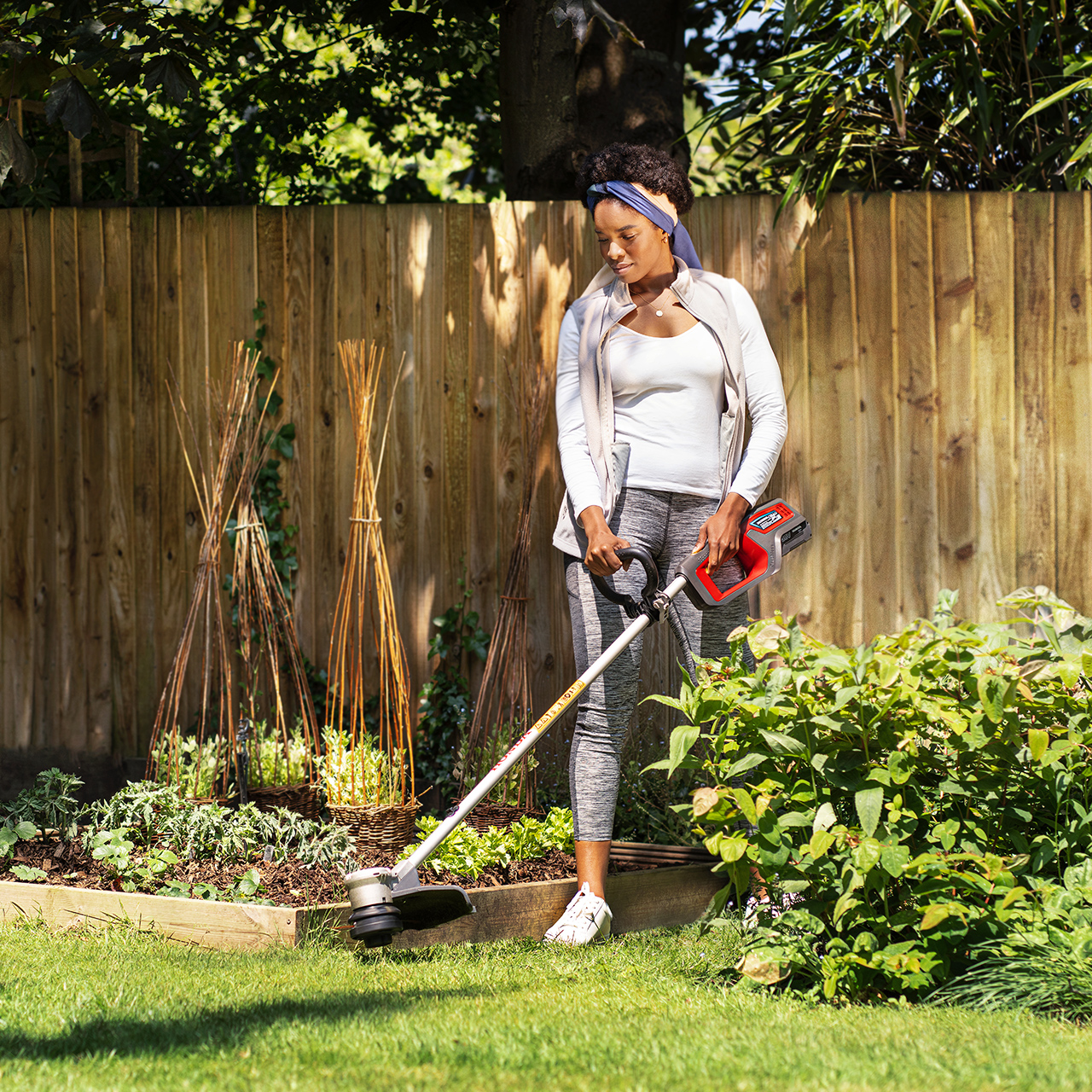 Donna che utilizza il tagliabordi a batteria