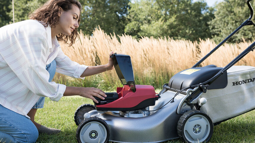  Signora che guarda il vano batteria di IZY-ON