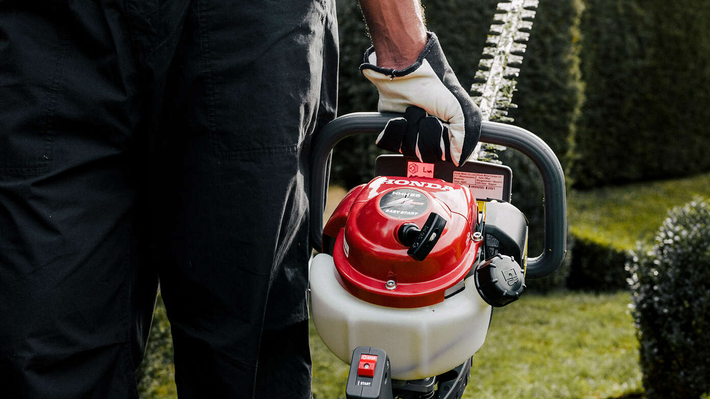 Uomo con tagliasiepi