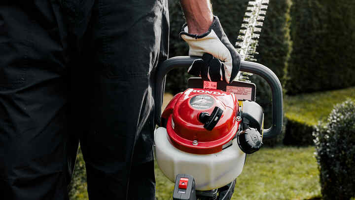 Uomo con tagliasiepi