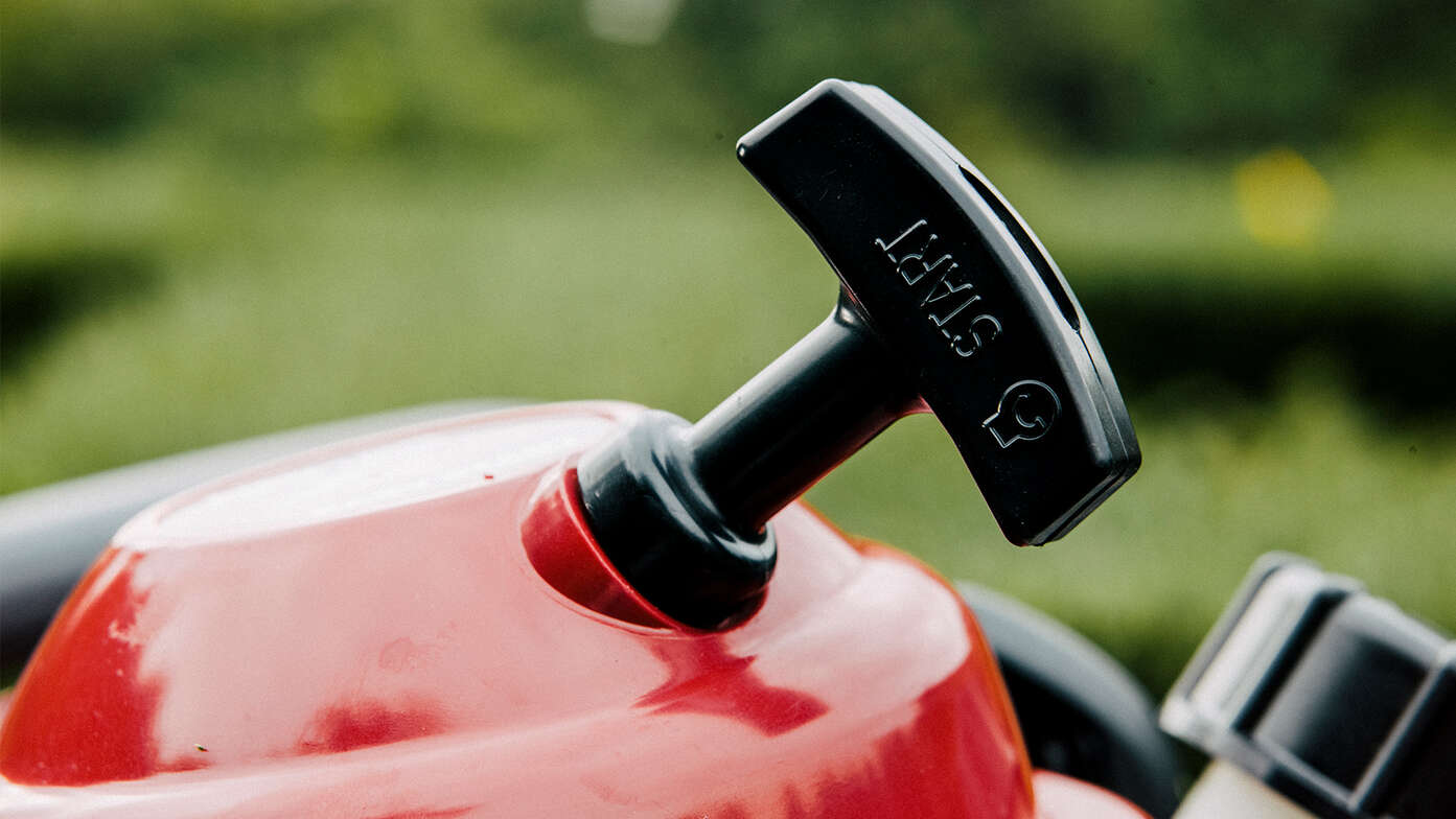 Primo piano del cavo di avviamento del tagliasiepi