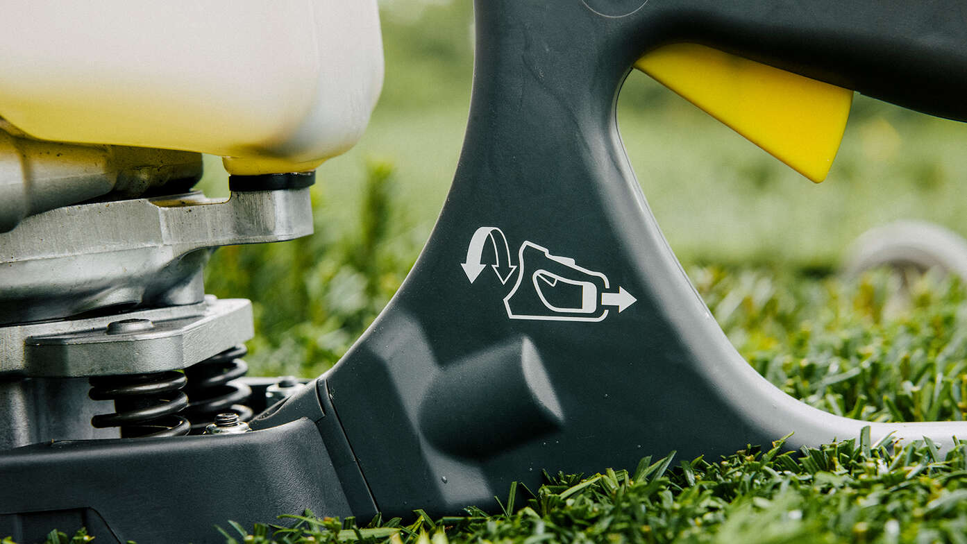 Primo piano dell'interruttore del tagliasiepi