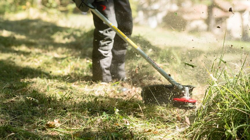 Vista anteriore di tre quarti di Honda IZY al lavoro sul prato